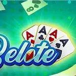 Yeşil bir arka plan üzerinde dört adet As kartı ve Belote yazısı