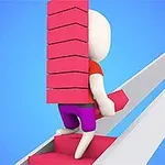 Beyaz, aksiyon figürü benzeri bir karakter, elinde ve sırtında pembe bloklar taşıyor ve eğimli bir platformda yürüyor