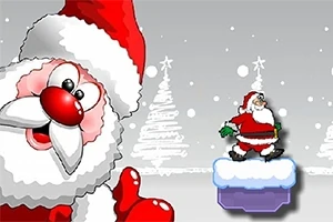 Kocaman gülümseyen bir Noel Baba, bir platformda duran başka bir Noel Baba figürüyle karlı bir arka planda