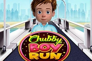 Koşu bandında duran mavi gömlekli, büyük gözlü bir çocuk ve önünde Chubby Boy Run yazılı bir tabela