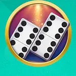 Yuvarlak altın çerçeve içinde üst üste iki domino taşı, yeşil bir arka plan üzerinde gösterilmektedir
