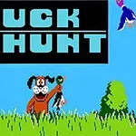 Çimlerin önünde, ağaçların yanında bir köpek, elinde ördeklerle duruyor ve gökyüzünde uçan ördekler var; üst kısımda DUCK HUNT yazısı bulunuyor