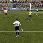 Beyaz formayla 10 numaralı futbolcu, kaleci ve duvar oluşturan dört oyuncunun karşısında penaltı atışına hazırlanıyor
