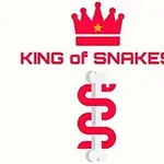 Kırmızı bir taç, KING of SNAKES yazısı ve altında yılan şeklinde kırmızı bir desen