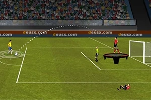 Bir futbol sahasında, kaleye doğru top süren bir oyuncu, hakem ve kaleye yakın bir zıplama platformunda duran oyuncu