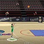 Yeşil formalı bir oyuncu, boş bir salonda basketbol atışı yapıyor