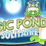 Yeşil bir kurbağa ve mor bitkiler arka planıyla Magic Pond Solitaire metninin olduğu bir afiş