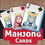 Tahta zemin üzerinde ortada kırmızı Mahjong Cards yazısının bulunduğu, üç iskambil kartını gösteren bir görüntü