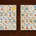 Tahta bir zemin üzerinde çeşitli sembol ve desenlere sahip iki sıra halinde dizilmiş dikdörtgen taşlar