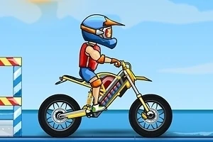 Kask ve koruyucu ekipman giymiş bir kişi motosiklet üzerinde duruyor, arka planda mavi gökyüzü var