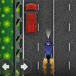 Üstten görülen bir otoyolda kırmızı bir araba ve arkasından alevli egzozuyla giden mavi motosiklet