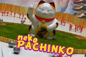 Şans getiren bir kedi figürü, yuvarlak bilyelerle dolu bir alanın üzerinde duruyor, arka planda dağ manzarası var ve üzerinde neko PACHINKO yazısı bulunuyor