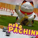 Şans getiren bir kedi figürü, yuvarlak bilyelerle dolu bir alanın üzerinde duruyor, arka planda dağ manzarası var ve üzerinde neko PACHINKO yazısı bulunuyor