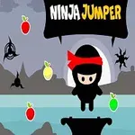 Kırmızı bantlı bir ninja figürü, arka planda dağ silüetleri üzerinde havada duruyor, etrafında farklı renklerde elmalar ve ninja yıldızları var