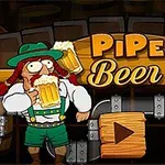 Yeşil geleneksel kıyafetler giymiş bir karakter, elinde bir bardak bira tutuyor; arka planında Pipe Beer yazısı ve bira simgeleri ile borular bulunuyor