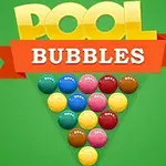 Yeşil arka plan üzerinde renkli toplar üçgen şeklinde dizilmiş ve üst kısmında büyük sarı harflerle yazılmış POOL BUBBLES metni