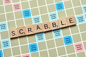 SCRABBLE harf taşları kareli bir oyun tahtasında dizili