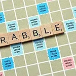 SCRABBLE harf taşları kareli bir oyun tahtasında dizili