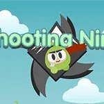Yeşil giysili bir karakter, arka planda dağ ve bulutlar bulunan bir nunchaku üzerinde duruyor ve üzerinde Shooting Ninja yazısı var