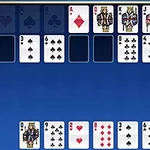 Solitaire kart oyunu ekranında kartlar farklı sütunlarla düzenlenmiştir