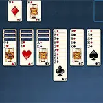 Bilgisayar ekranında çeşitli iskambil kartlarının dizili olduğu bir solitaire oyunu görüntüsü