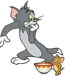 Bir kase yanında duran gri bir kedi ve kahverengi bir fare