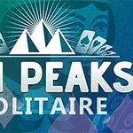Yeşil ve mor zemin üzerinde kartlarla çevrili beyaz dağ simgesi ve büyük harflerle TRI PEAKS SOLITAIRE yazısı