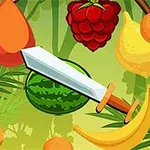 Kılıç ile kesilen çeşitli meyveler; çilek, muz, karpuz, mango ve limon yeşil arka plana karşı