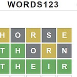 Üç satırda renkli kutucuklar içinde HORSE, THORN, ve THEIR kelimeleri yazılı