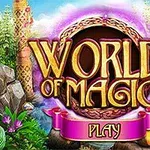 Büyüleyici bitki örtüsü ile çevrili büyük, altın harfli World of Magic yazısı ve altında pembe bir Play bandı
