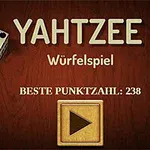 Ahşap zemin üzerine iki zar ve ortada büyük harflerle YAHTZEE yazısı